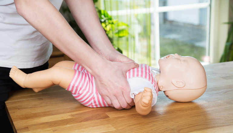 Massage cardiaque sur un enfant