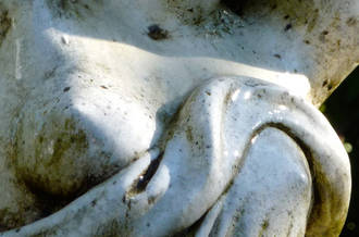 Statue avec un sein découvert