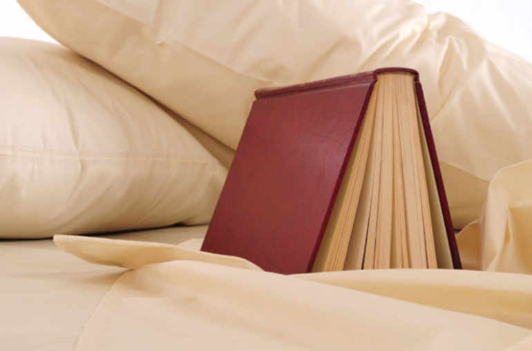 Pour bien vous endormir, préférez le livre de chevet à la liseuse électronique