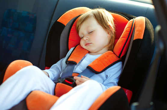 Bébé endormi dans son siège de voiture