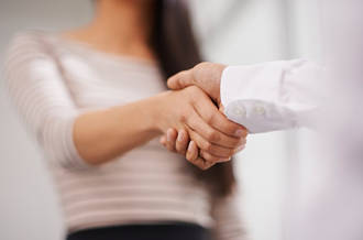 Avoir une bonne poigne serait un signe de longévité