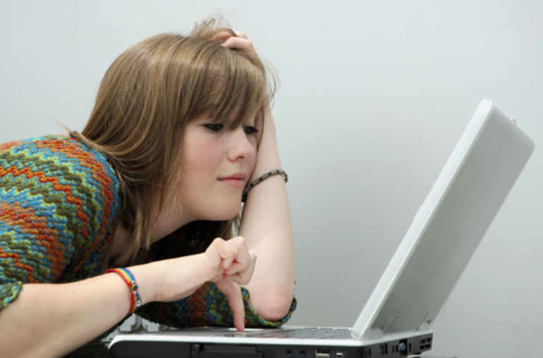 Adolescente à son ordinateur