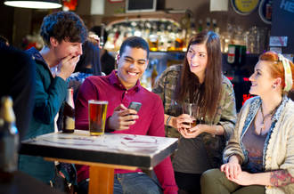 Alcool: quelle attitude adopter face à son ado?