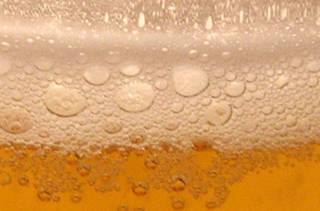 Quand on boit de la bière, attention à la forme du verre…