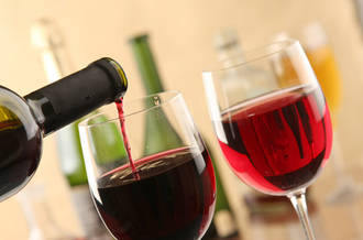 Bouteille et verres de vin rouge