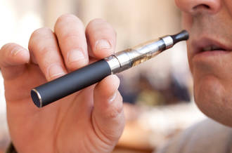 E-cigarette: pourquoi est-elle interdite à bord des aéronefs?