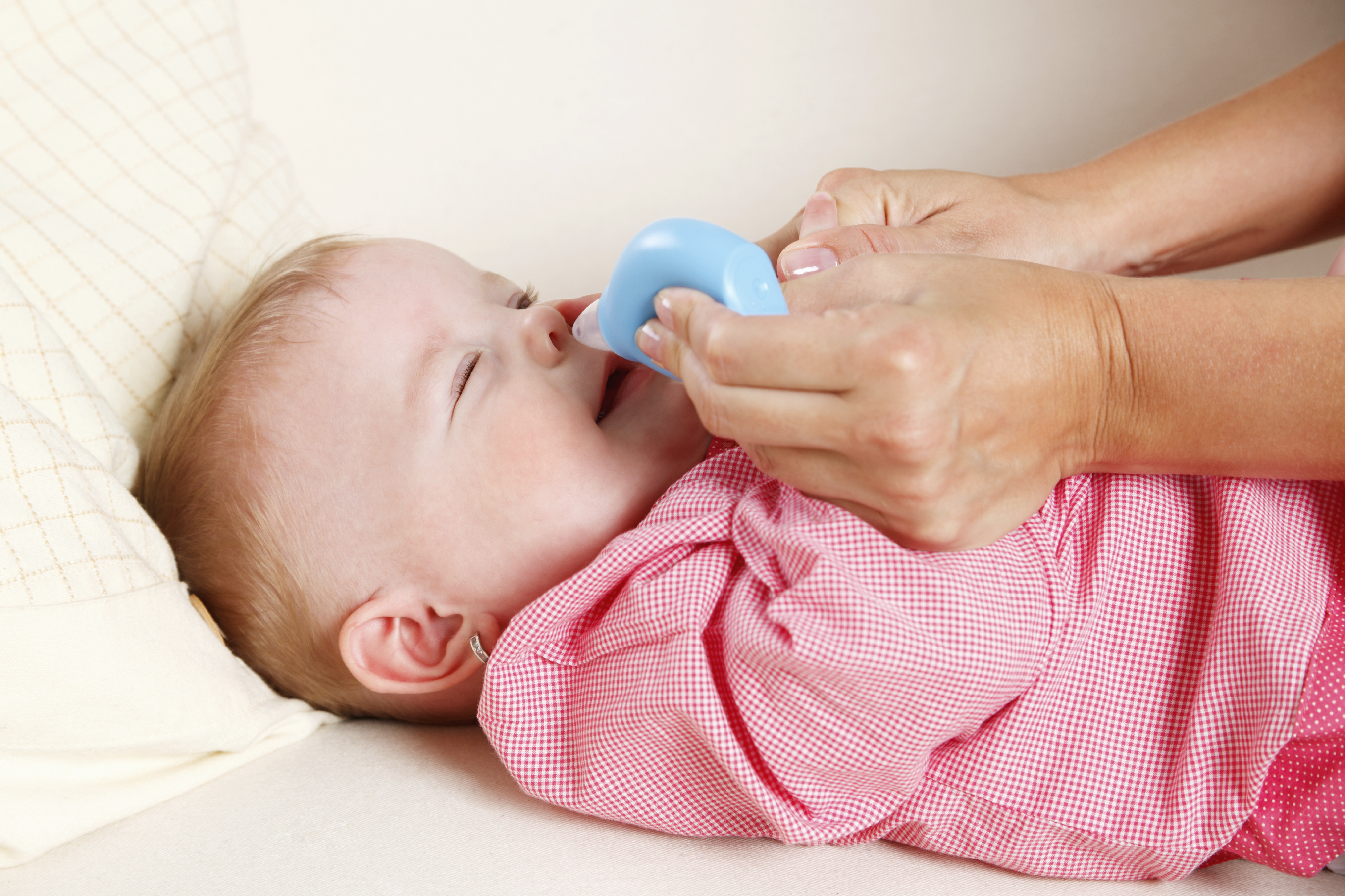 Bébé enrhumé : les bons gestes pour le lavage de nez