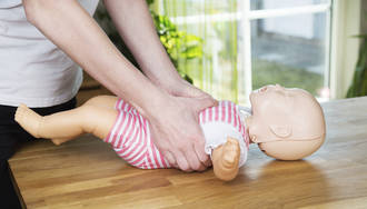 Massage cardiaque sur un enfant