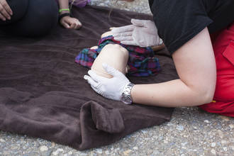 Respiration artificielle sur un enfant