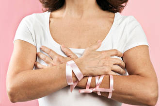 Femme croisant les bras