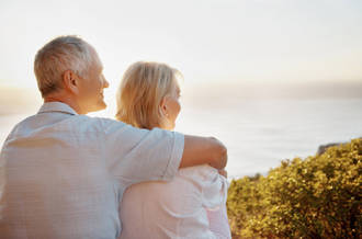 Couple regardant dans la même direction