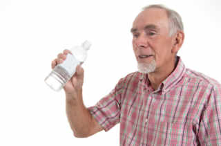 Homme tenant une bouteille d'eau