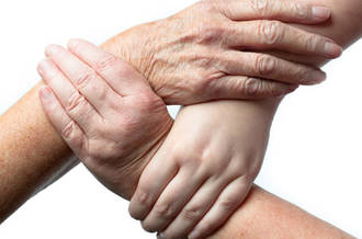 Mains féminines de trois générations