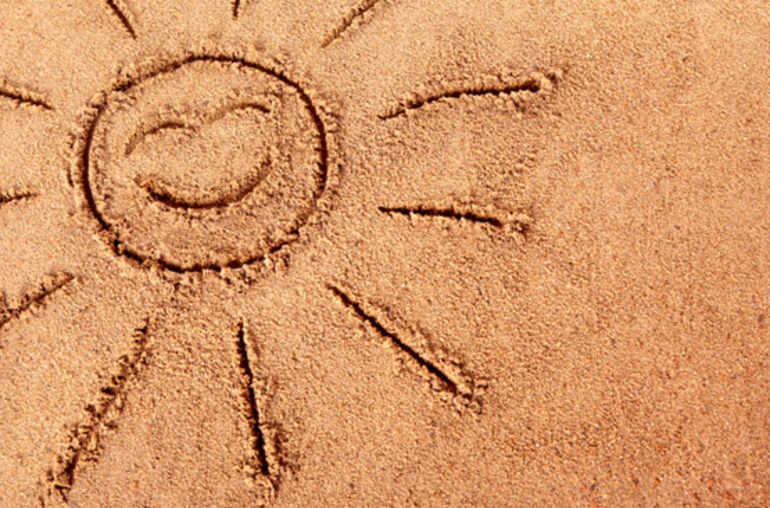 Soleil dessiné sur le sable