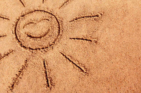 Soleil dessiné sur le sable