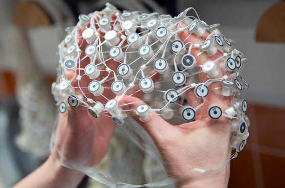 L’électroencéphalographie (EEG) mesure l’activité électrique du cerveau par l’intermédiaire d’électrodes collées sur le crâne