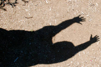 ombre étendue sur le sol