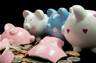 Tirelire cassée sous le regard de tirelires entières