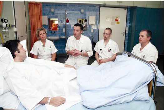 équipe des HUG autour d'un patient ayant subi une amputation