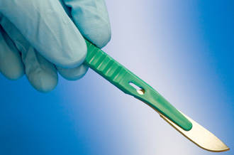 Main tenant un scalpel