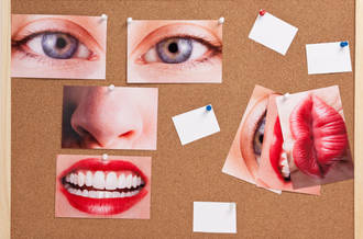 Yeux, bouches, nez au choix, épinglé sur un tableau en liège