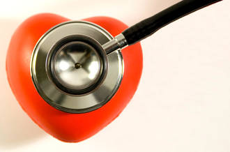 Stethoscope oscultant un coeur