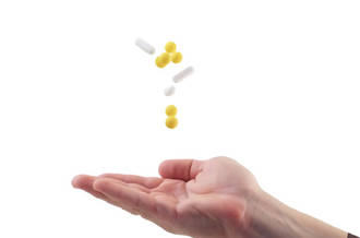 Main recevant des médicaments