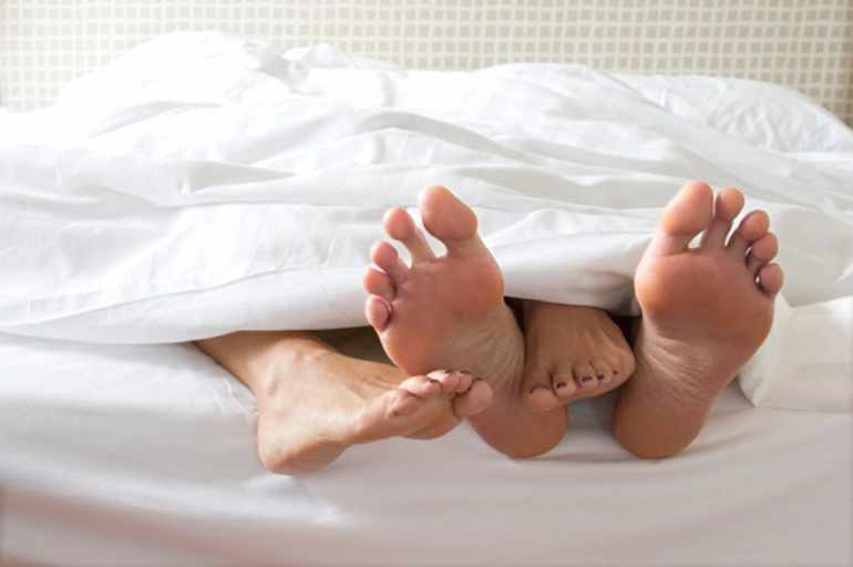 Couple dans un lit