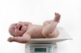 Bébé qui pleure, sur une balance