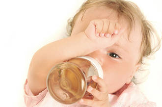 Bébé avec son biberon