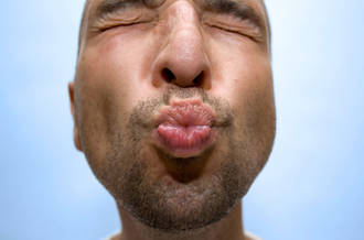 Un homme mimant un baiser