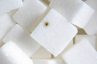 Morceau de sucre taché