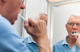 Pour bien vieillir, prenez soin de vos dents et de votre bouche!