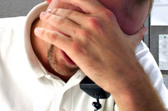 Homme fatigué à son travail