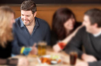 Personne isolée dans un groupe