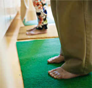 En marchant sur différentes surfaces, la personne constate à quel point ses pieds sont insensibles.