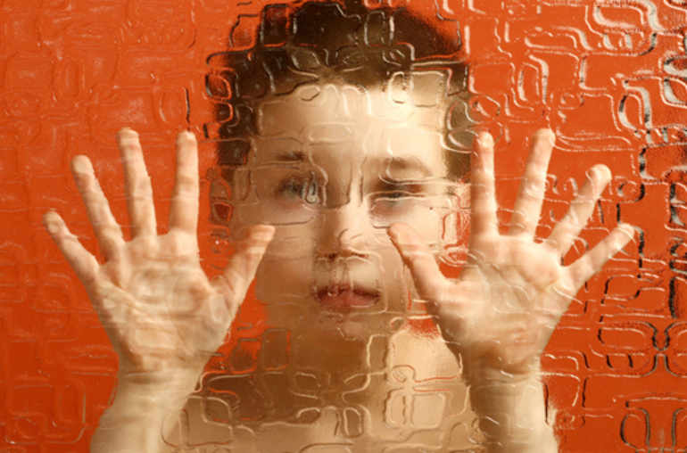 Autisme régressif: un enfant de trois ans peut-il soudain régresser au point de «disparaître»?