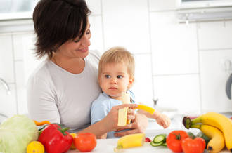 bébé mange avec maman