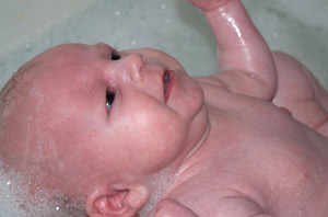 Bébé baigné