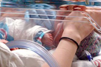 bébé dans une couveuse