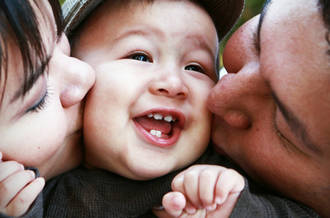 Des parents et leur enfant