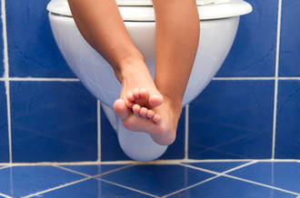 enfant aux toilettes