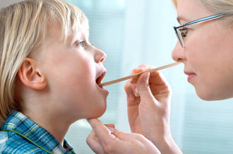 enfant mal a la gorge