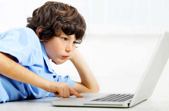Un enfant utilisant un ordinateur