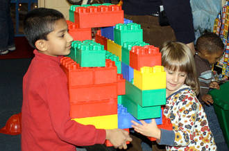 enfants jouant au lego
