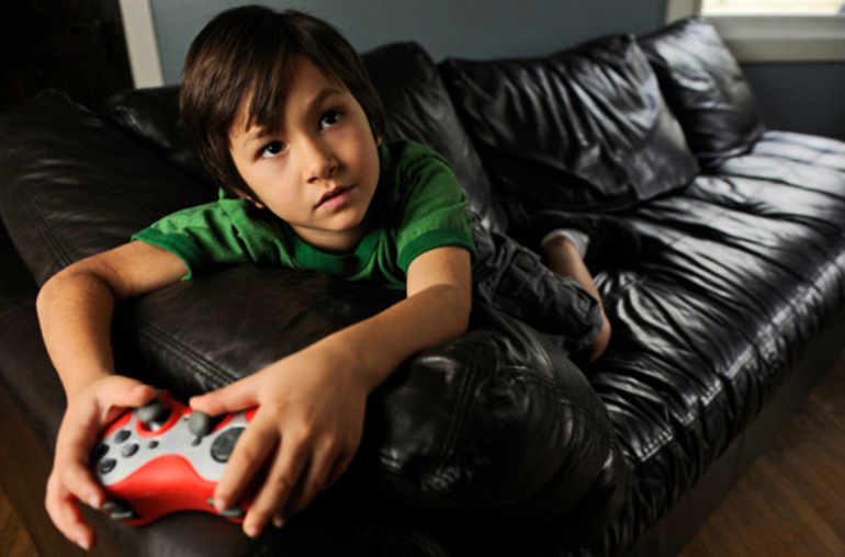 Garçon jouant à un jeu vidéo