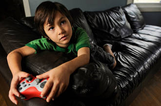 Garçon jouant à un jeu vidéo