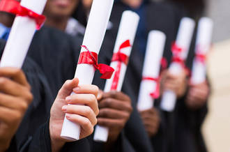Les parents d’enfants diplômés vivraient plus longtemps que les autres. Faut-il le croire?