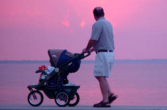 Un père avec un pousse-pousse