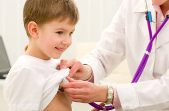 Un médecin écoute le cœur d'un enfant